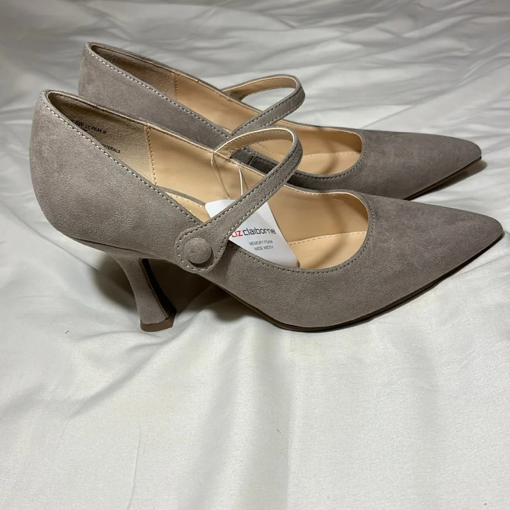 Liz Claiborne Suede Peak Pointed Toe
Spool Heel Pumps - Picture 1 of 7